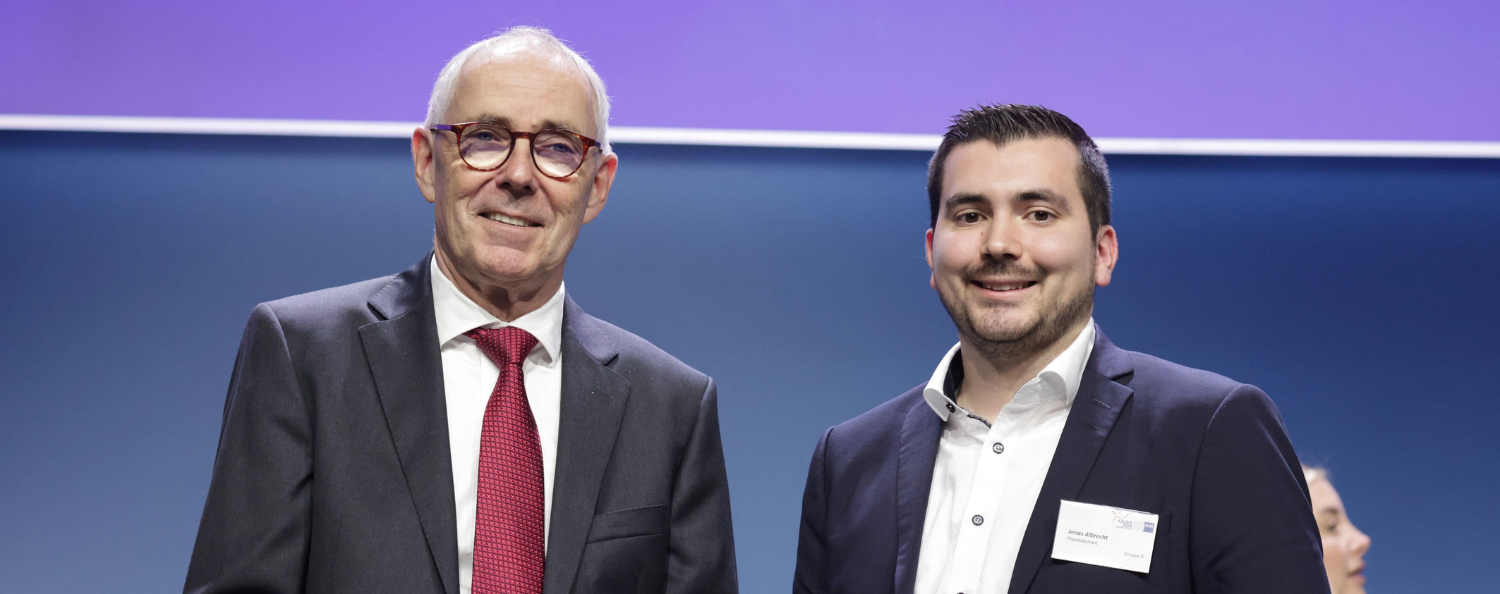 Jonas Albrecht, bester Physiklaborant Deutschlands, und Peter Adrian, Präsident der DIHK