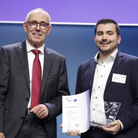 Jonas Albrecht, bester Physiklaborant Deutschlands, und Peter Adrian, Präsident der DIHK