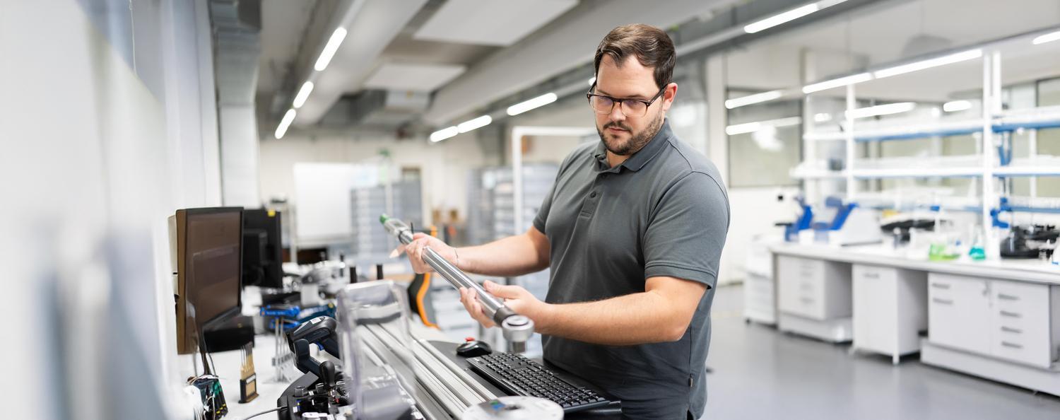 Calibration of mechanical measuring equipment A man calibrates a torque wrench in the mechanical laboratory