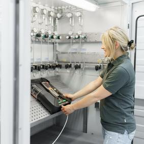 Calibration of flue gas in the analytical laboratory Calibration in the field of gas analysis and other chemical analyses