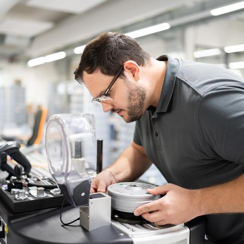 Calibration in the torque range A man performs a calibration in the torque measurement range in the mechanical laboratory
