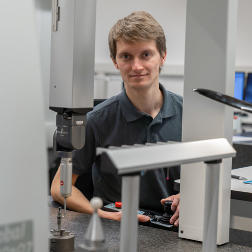 Calibration of gauges and master parts Measuring a gear gauge on the CMM in the measuring room