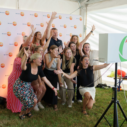 Testo Mitarbeiter posieren in einer Fotobox auf dem Sommerfest 2025