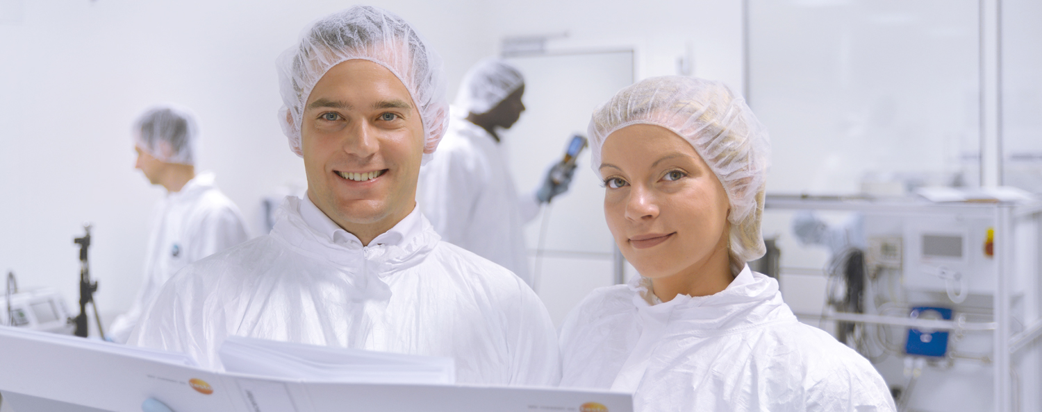 Persons carrying out a cleanroom qualification and discussing the documentation