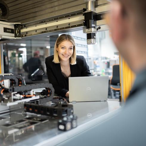 Automotive Core Tools Beratungssituation vor einer Automotive Core Tools Anlage