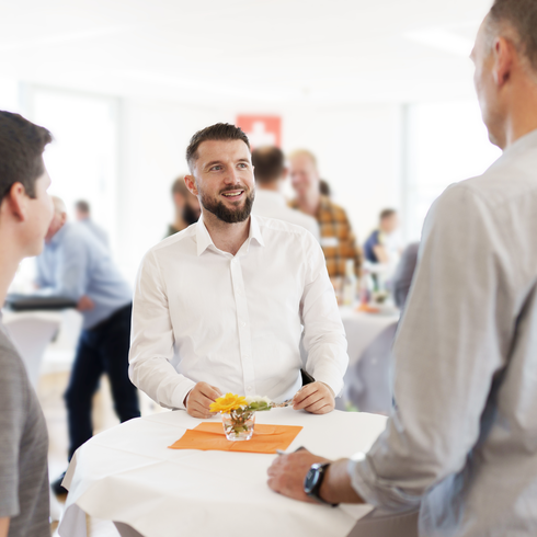 Ein Mitarbeiter der Testo Industrial Services spricht mit Kunden 