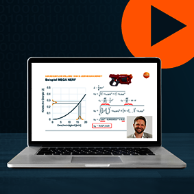 GUM und KI – Kann so jeder Messunsicherheit? Ein Laptop auf dem eine Folie des Webinars abgebildet ist und in der unteren Ecke ein Foto des Sprechers. Im Hintergrund erkennt man einen orangenen Play-Button