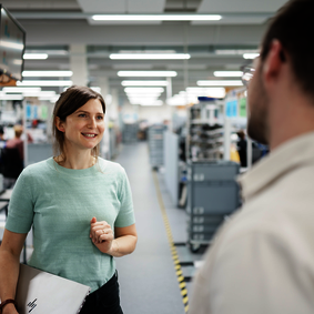 Produkthaftung 2.0 Besprechungssituation zwischen zwei Personen im Labor